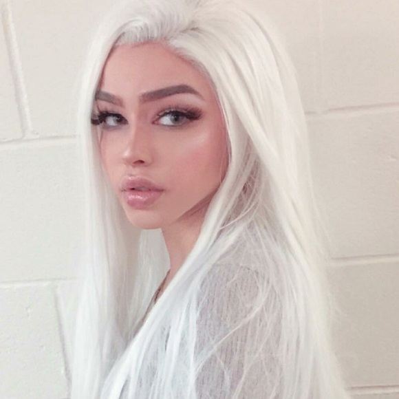 - 💫24” SNOW WHITE STRAIGHT LACE FRONT WIG💫 *NWT*